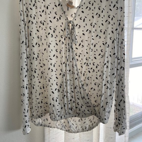 Finn's Grace Medium top - Picture 2 of 6